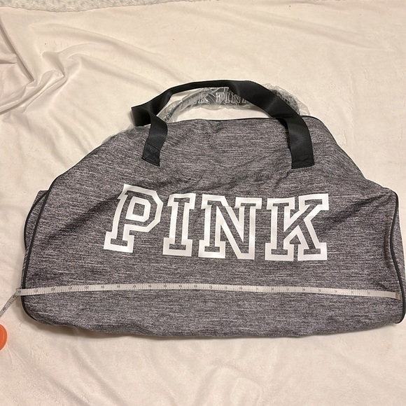 Pink Victoria’s Secret NWOT Duffle bag - Picture 2 of 7